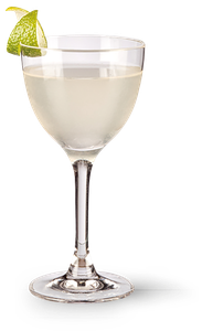 Das Getränk im Glas hat eine klare Farbe und wird von einer Limettenscheibe begleitet, was ihm einen frischen Look verleiht.