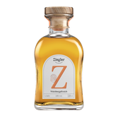 Eine elegante Flasche Likör mit einem Holzverschluss, gefüllt mit goldgelbem Weinbergpfirsich-Likör.