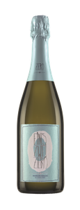 Eine Flasche alkoholfreier Sekt mit einem eleganten, hellblauen Etikett und dem Schriftzug 'EINS ZWEI ZERO'.