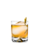 Ein Glas mit einem bernsteinfarbenen Cocktail, das einen großen Eiswürfel und eine Zitronen-Dekoration präsentiert.