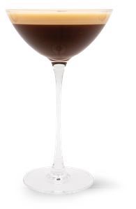 Ein elegantes Cocktailglas mit einer Schicht aus dunklem Kaffee und einer cremigen Schaumkrone oben drauf.