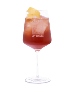 Ein elegantes Glas mit einem rotbraunen Cocktail, garniert mit frischen Zitronenscheiben und Eiswürfeln.