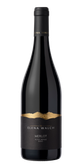 Eine elegante Flasche Merlot von Elena Walch, die auf einem schwarzen Hintergrund steht und die goldene Etikettierung betont.