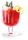 Ein kühles, rotes Getränk in einem klaren Glas, verziert mit spiralförmigen Zitronenschalen und einem Zweig Thymian für zusätzlichen Geschmack.