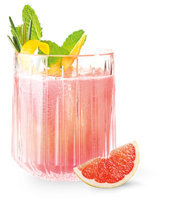 Ein erfrischendes, pinkes Getränk in einem eleganten Glas, garniert mit Minze und Zitrone, neben einer Grapefruit-Scheibe.