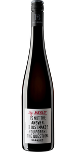 Eine elegante Flasche Merlot mit einem auffälligen Etikett, das eine humorvolle Botschaft über das Trinken vermittelt.