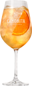 Ein transparentes Glas, gefüllt mit einem spritzigen Getränk, das durch eine Orangenscheibe geschmückt ist, lädt zum Trinken ein.