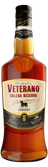 Eine Flasche Veterano Solera Reserva Brandy, die in einem eleganten Design mit goldenen und schwarzen Akzenten präsentiert wird.