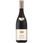Der Ladoix Wein von Pierre André ist in einer schlanken Flasche abgebildet, die durch ihr schlichtes Design besticht.