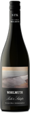 Die Flasche ist schwarz mit silberner Schrift, die den Namen Wohlmuth und die Herkunft des Weins klar hervorhebt.