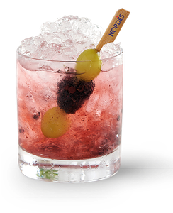 Ein erfrischender Cocktail mit zerstoßenem Eis, der mit einer grünen Olive und einer Brombeere garniert ist.