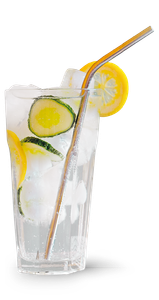 Ein Glas mit einem erfrischenden Getränk, das mit Eis und frischen Zitronen- und Gurkenscheiben für einen sommerlichen Genuss sorgt.