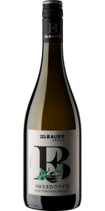 Die Flasche zeigt den Namen 'Nussdorfer' und das Logo von Emil Bauer, umgeben von grünen Blättern, die Frische symbolisieren.