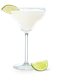 Ein elegantes Margarita-Glas mit einer Limettenscheibe und Salzrand, auf einem schwarzen Untersetzer platziert.