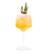 Goldgelber, perlender Drink mit Eiswürfeln, feiner Schaumkrone und mehreren Rosmarinzweigen als Garnitur in einem hohen Stielglas vor weißem Hintergrund.