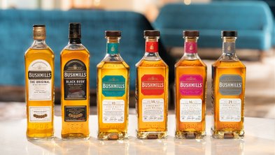 Ein ansprechendes Arrangement von Bushmills Whiskeys, das die Vielfalt der irischen Spirituose in verschiedenen Altersstufen zeigt.