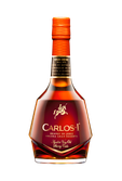 Ein edler Carlos I Brandy, der in einer kunstvoll gestalteten Flasche präsentiert wird, perfekt für besondere Anlässe und Feiern.