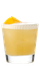 Ein elegantes Glas mit einem gelben Cocktail, garniert mit einer Orangenscheibe, steht auf einem neutralen Hintergrund.