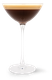 Ein elegantes Cocktailglas mit einer Schicht aus dunklem Kaffee und einer cremigen Schaumkrone oben drauf.