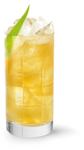 Ein Getränk mit einer hellen, goldenen Farbe, das in einem Glas mit Eis serviert wird, garniert mit einer Limettenzeste.