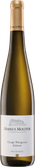 Ein hochwertiger Riesling in einer schlanken Flasche, die mit einer goldenen Kapsel und einem kunstvollen Etikett verziert ist.