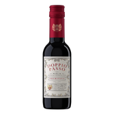 Doppio Passo Primitivo, eine stilvolle Weinflasche aus Puglia, präsentiert sich mit einem eleganten Etikett und rotem Verschluss.