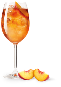 Das Glas enthält ein leuchtend orangefarbenes Getränk, das mit Eis gefüllt ist und mit saftigen Pfirsichstücken garniert ist.