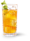 Ein stilvolles Glas mit einem sprudelnden, goldenen Getränk, das mit Eis gefüllt ist und mit Limettenzesten dekoriert wurde.