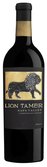 Eine elegante Weinflasche mit dem Aufdruck 'Lion Tamer', die einen stilisierten Löwen auf goldfarbenem Hintergrund zeigt.