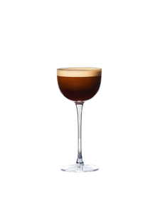 Ein elegantes Cocktailglas mit einer Schicht aus dunklem Kaffee und einer cremigen Schaumkrone oben drauf.