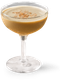 Ein Cocktail in einem hohen Glas, gefüllt mit einer schaumigen, braunen Mischung, die an einen Dessertdrink erinnert.