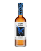 Eine Flasche Stork Club Straight Whiskey mit einem auffälligen blauen Etikett und einem stilisierten Storch-Logo.