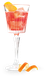 Ein stilvolles Cocktailglas, gefüllt mit einem prickelnden, roten Getränk, dekoriert mit einer Orangenschale und Eis.