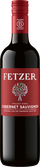 Eine hochwertige Weinflasche mit einem roten Etikett, das den Namen „Fetzer“, die Rebsorte „Cabernet Sauvignon“ und die Weinlinie „Valley Oaks“ trägt. Ein stilisiertes Baum-Symbol sowie das „Certified B Corporation“-Logo auf dem Flaschenhals unterstreichen den nachhaltigen Markenauftritt.