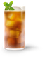 Ein Glas mit einem dunklen, erfrischenden Getränk, das Eiswürfel und ein Minzblatt enthält, ideal für heiße Tage.
