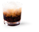 Ein Glas mit einem schokoladenbraunen Getränk, das mit Eiswürfeln gefüllt ist und eine cremige Schicht an der Oberfläche zeigt.