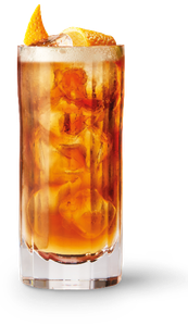 Ein stilvolles Glas mit einem eisgekühlten Getränk, das sprudelnd aussieht und mit einer Orangenscheibe verziert ist.