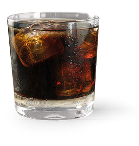 Die Kombination aus Eiswürfeln und Cola in einem Glas erzeugt ein einladendes Bild, das Durst und Erfrischung suggeriert.