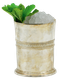 Ein glänzender silberner Becher mit zerstoßenem Eis und frischen Minzblättern, der die Vorfreude auf einen köstlichen Cocktail weckt.