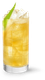 Ein Getränk mit einer hellen, goldenen Farbe, das in einem Glas mit Eis serviert wird, garniert mit einer Limettenzeste.