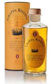 Eine elegante Flasche Grappa Riserva steht neben einer stilvollen Verpackung, die mit goldenen Schriftzügen verziert ist.