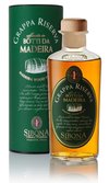 Eine elegante Flasche Grappa Riserva steht neben einer grünen Verpackung, die Informationen über die Madeira-Finishing enthält.