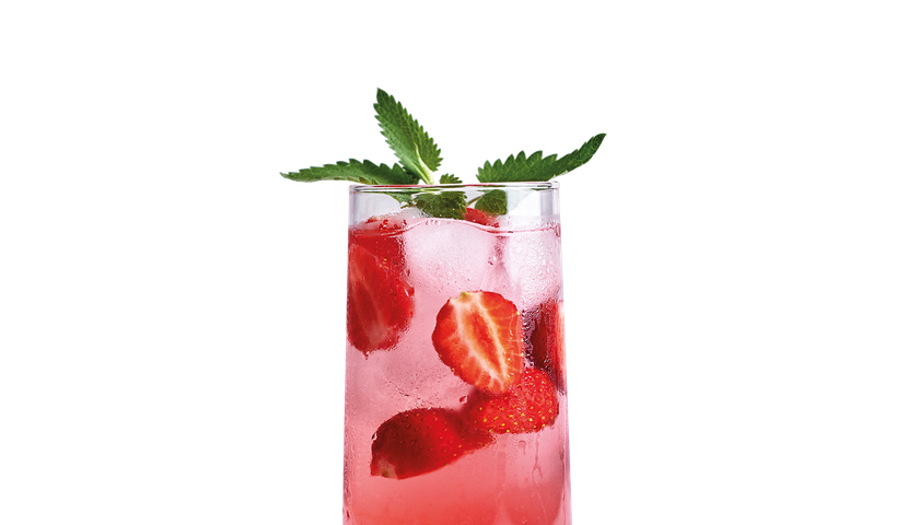 Ein erfrischendes Getränk in einem hohen Glas, gefüllt mit Eis, frischen Erdbeeren und einem Hauch von Minze.