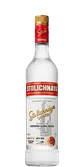 Eine Flasche Stolichnaya Wodka mit einem eleganten Design und goldener Kappe, die auf einem weißen Hintergrund steht.