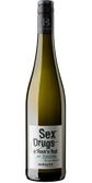 Eine elegante Weinflasche mit einem kreativen Etikett, das den Text 'Sex, Drugs & Rock'n Roll' durchstreicht und 'just Riesling' hervorhebt.