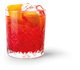 Ein erfrischendes Getränk in einem klaren Glas, gefüllt mit roten Flüssigkeiten und Eiswürfeln, garniert mit Orangenschalen.