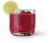 Ein erfrischendes Getränk in einem klaren Glas, gefüllt mit einer tiefroten Flüssigkeit und Eiswürfeln, garniert mit einer Limettenscheibe.