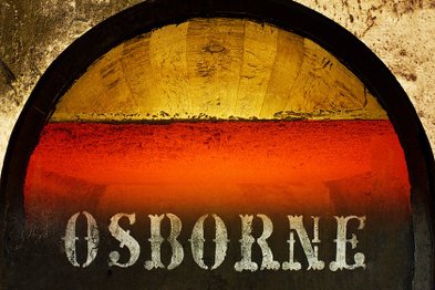 Ein rustikales Fass mit dem Schriftzug 'OSBORNE', umgeben von warmen, leuchtenden Farben, die eine einladende Atmosphäre schaffen.