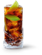 Ein erfrischender Cocktail mit Eiswürfeln und Limettenstücken, serviert in einem auffälligen Glas mit Krakenmotiv.