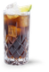 Ein elegantes Glas mit einem dunklen Getränk, gefüllt mit Eiswürfeln und garniert mit einer Limettenscheibe.